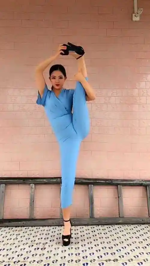 穿恨天高的姑娘秀劈腿这绝活必须给满分