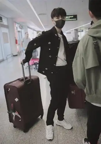 原创久违的机场秀来了王俊凯顶着新发型拖着超大行李箱有范儿