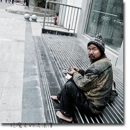 流浪汉都可以赤脚在冰冷的台阶上玩魔方玩的忘乎所以,忍不住感概一下