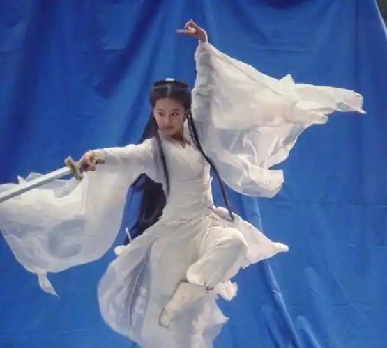 虽然五官还没有长开,但是却可以看得出来,小时候的刘亦菲跟现在的