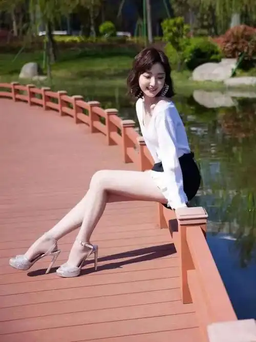 毛晓彤的83官方身高是6163cm,这个身高算中等,不算矮,但也没有很高,加