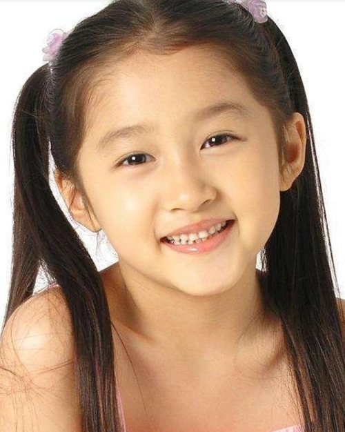 关晓彤晒童年照扎双马尾激萌可爱