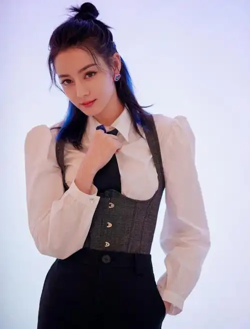 热巴穿马甲短裤扮"学生妹",两件衣服塞裤腰也不鼓囊,腰太细了