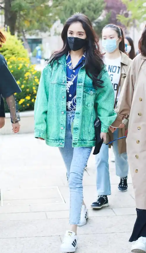 杨幂真是时尚达人淡蓝色短袖针织衫配牛仔裙清新时尚特别美杨幂牛仔衣