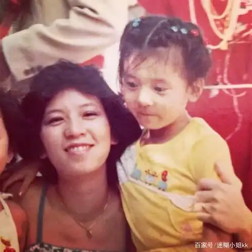 看了贾静雯的童年照,才发现咘咘有多会长