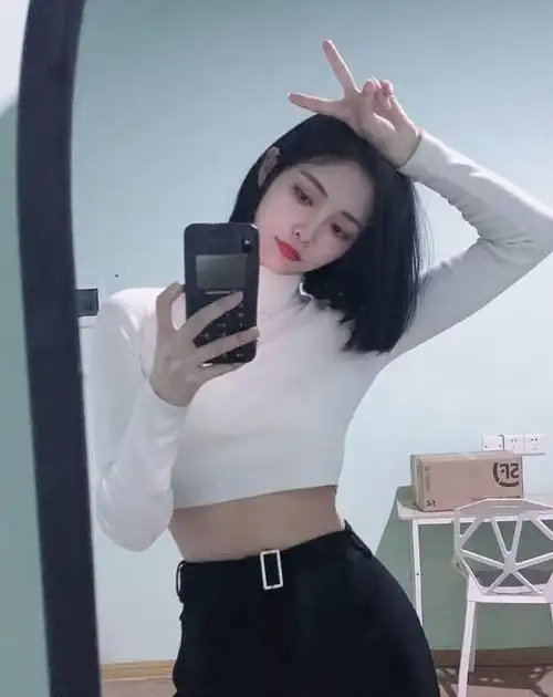 许佳琪穿露脐装对镜自拍看到那双长腿我酸了平时都不敢这样p