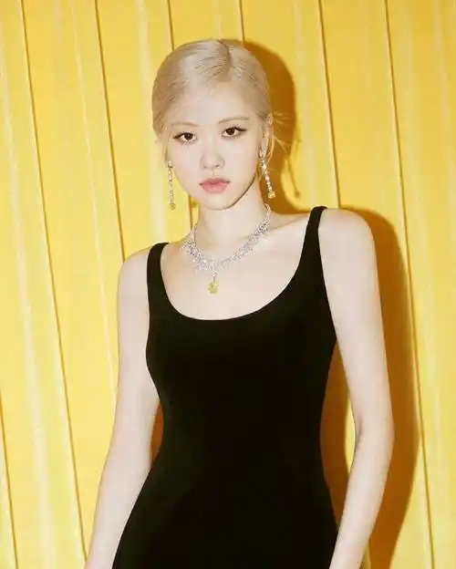 朴彩英allblack造型,纯黑男装变身酷飒女总裁,可爱姿势粉丝美哭_玫瑰