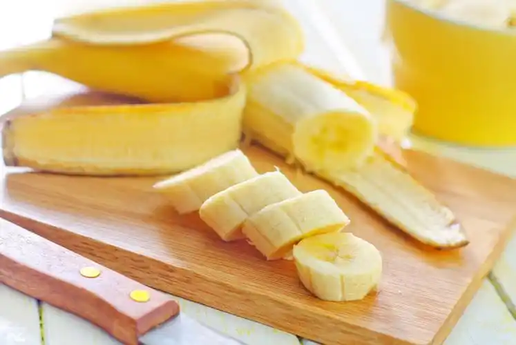 切片的香蕉,在木板上切香蕉