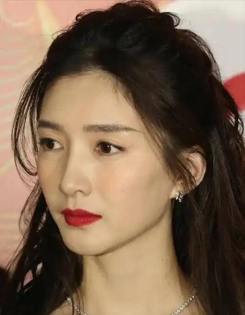 女明星生图!宋祖儿曲线好,江疏影皮肤白皙,她和精修差距太大?