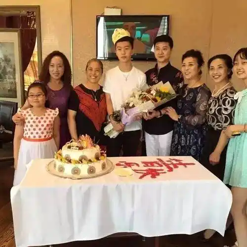 近日,范冰冰弟弟范丞丞16岁生日会的照片在网上曝光.