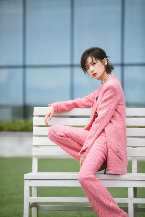 万茜粉色西装干练率真魅力十足写真
