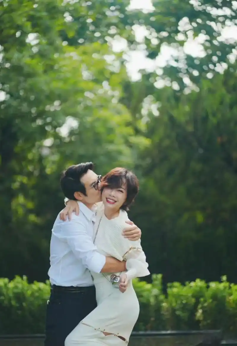 52岁陈松伶高调示爱小9岁老公张铎,两人真是娱乐圈的一股清流!