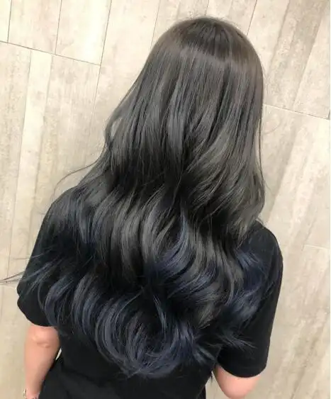 长发搭配规则的水波纹卷,带来复古时尚的气息,同时也能凸显整体造型的