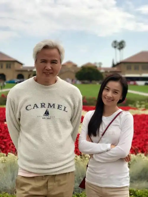 张庭晒度假照片 与老公林瑞阳牵手游校园(2/9)