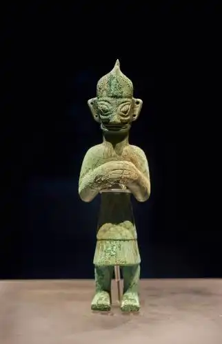 三星堆博物馆文物铜小立人