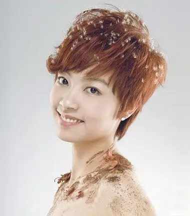 女生烫头发玉米须步骤 短发的玉米烫发图片(3)