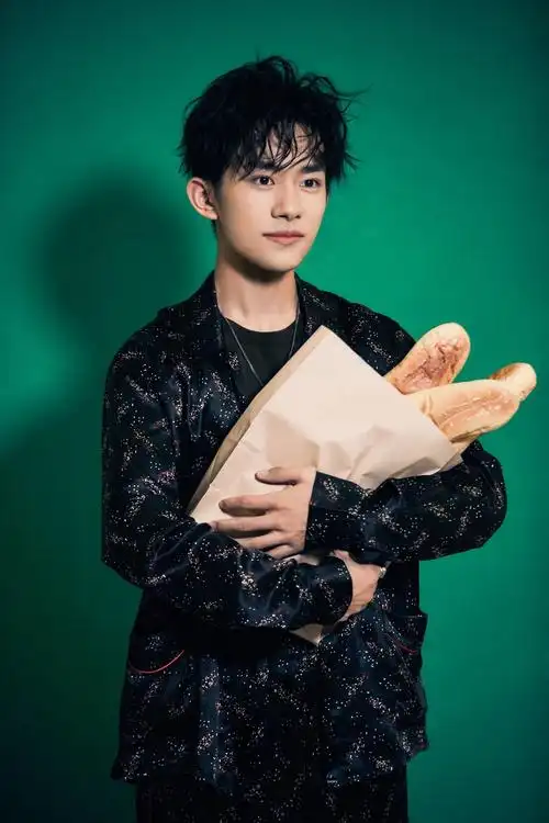 易烊千玺与长面包 呆萌可爱靓靓崽