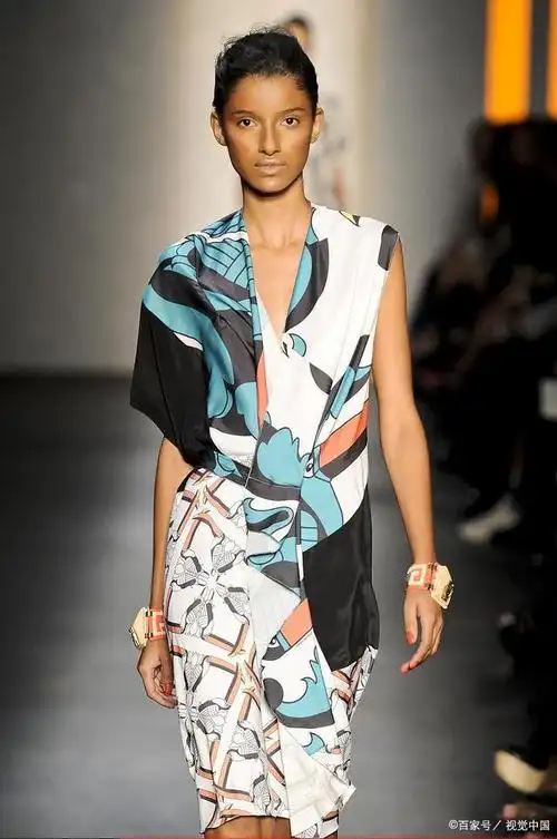 巴黎时装周一直以来都是时尚界的盛会,吸引了世界各地的设计师,模特和