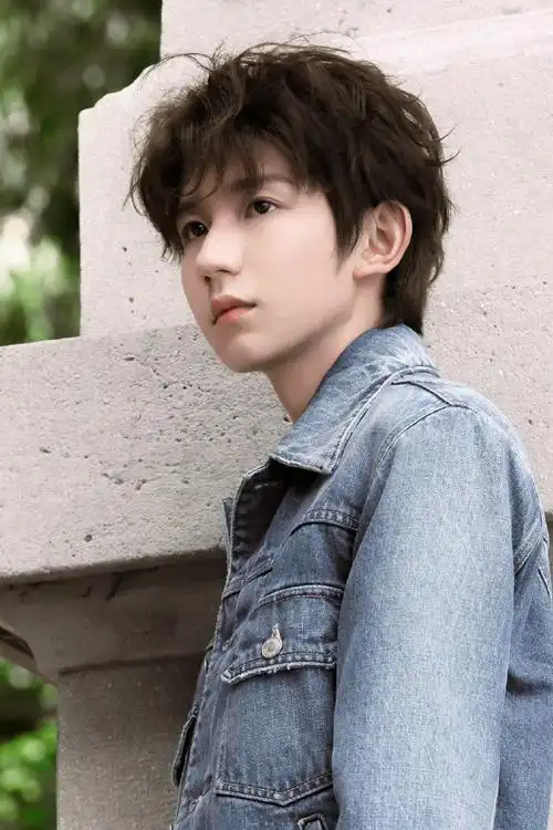 王源牛仔叠穿#好帅跟着他种草很多bally成衣呀