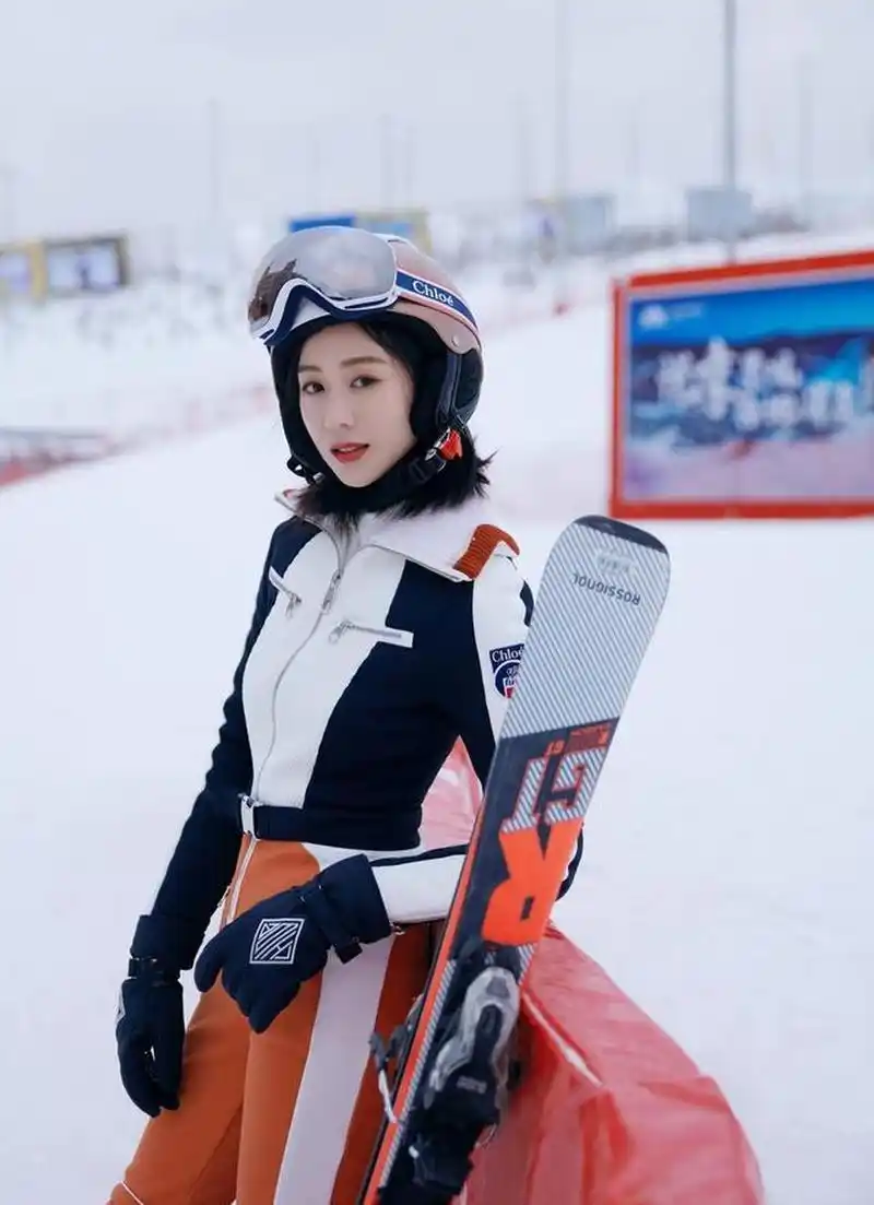 张钧甯滑雪随拍活力来袭 橙色系运动装笑容满分