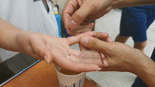 姑娘用沾满502的手打电话求救,结果……太尴尬了!_胶水_姐姐_手指