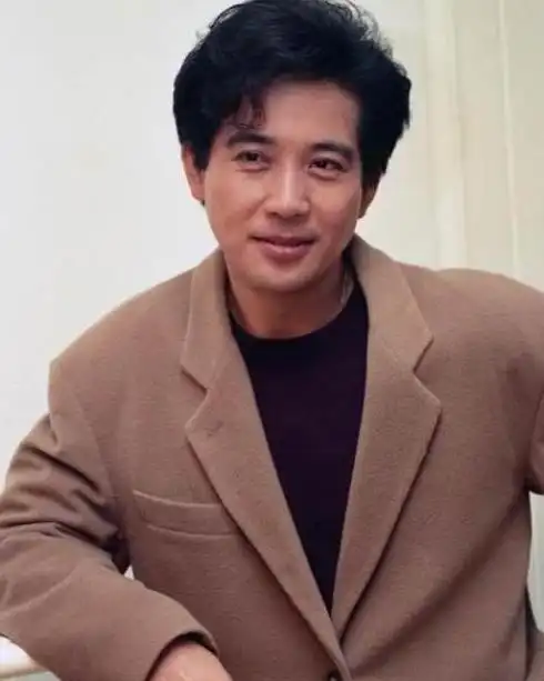 原创74岁秦汉近照爆出风采依旧不减当年林青霞也爱过他