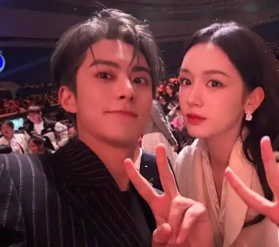 肖战王一博签名同框,张凌赫戴白鹿同款首饰,这盛典谁看不迷糊?