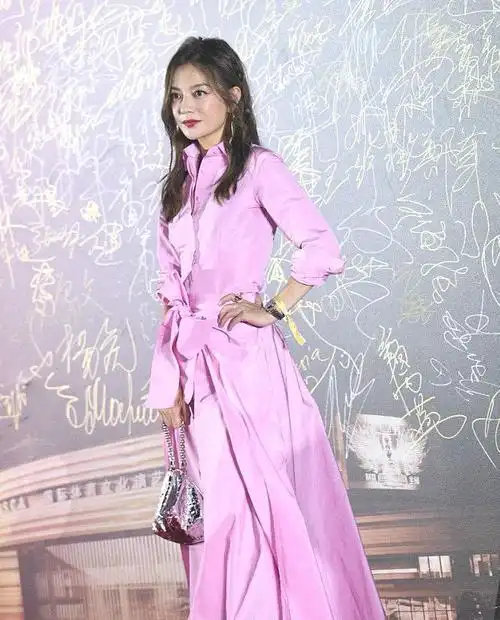 赵薇一身粉出席颁奖典礼,42岁像18岁,一个细节引人注意