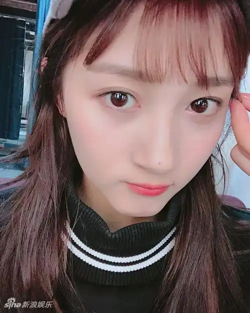 关晓彤晒自拍少女feel满满嘟嘴卖萌无辜可爱