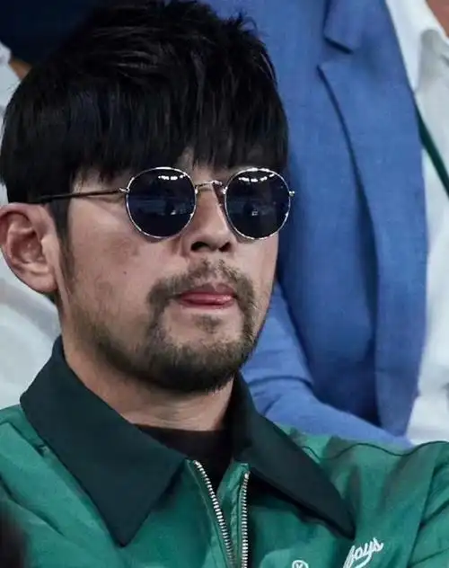 周杰伦昆凌现身澳网,男方戴假发抢镜,女方穿万元毛衫素颜显脸肿_腾讯