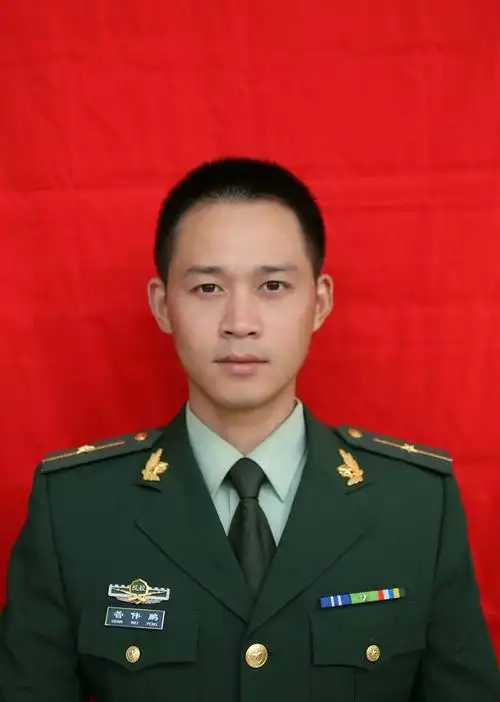 入伍,现为武警浙江省总队机动支队特战大队特战一中队小队长,少尉军衔