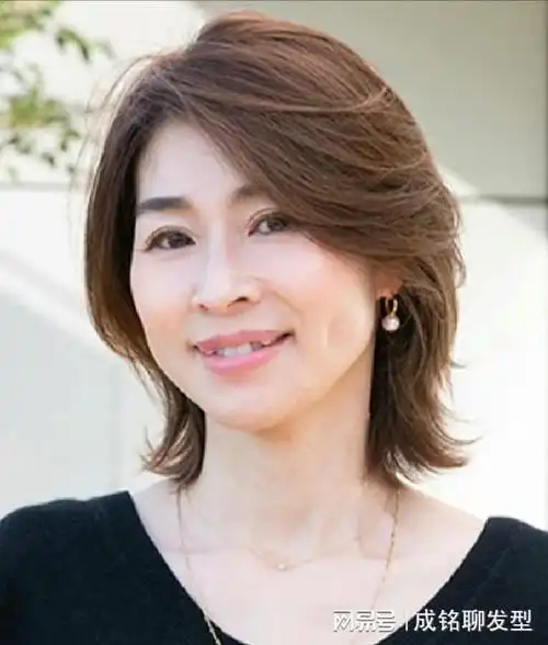 中年女性不一定要长发披肩试试锁骨发或是短发轻盈利落又减龄