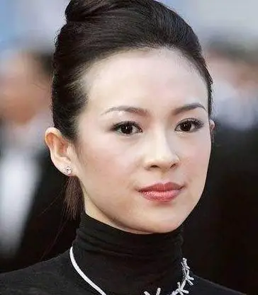 范冰冰耳廓外凸,耳轮内翻,并且没有耳垂,看起来非常奇怪.