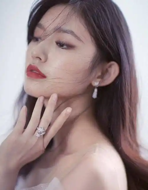 2017年9月28日,媒体曝光宋威龙深夜与一神秘女子当街拥吻,随后,林允