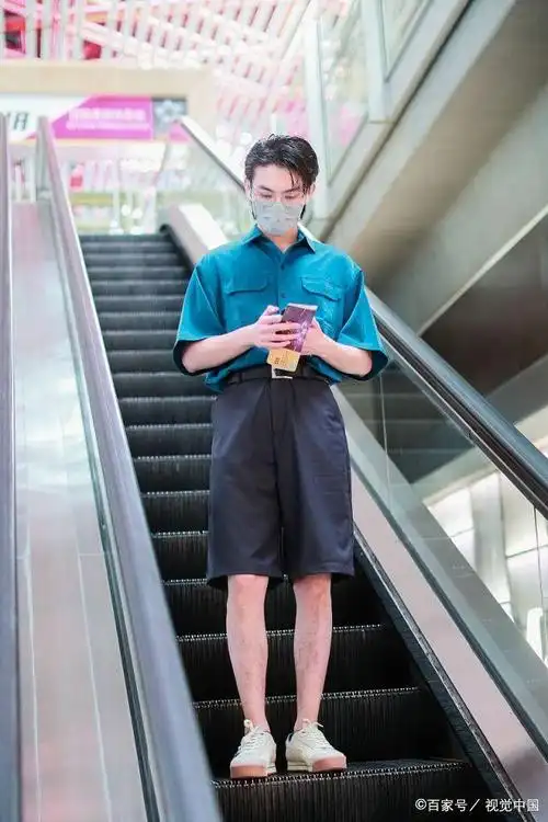 男演员王瑞昌现身机场,穿短袖衬衣搭配西装短裤,斯文秀气