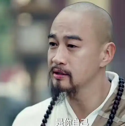 关于何润东的光头形象,怎么感觉脸型圆润,好像有几分油腻的味道.