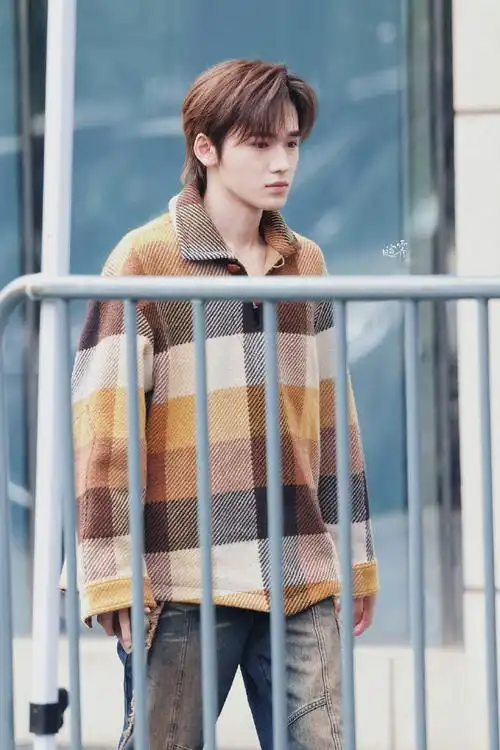 宋亚轩美拉德初秋穿搭