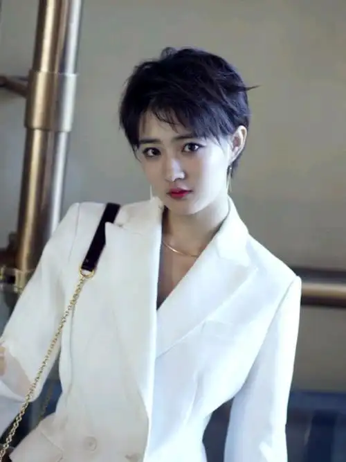 少女感方脸适合什么发型看徐璐就知道啦