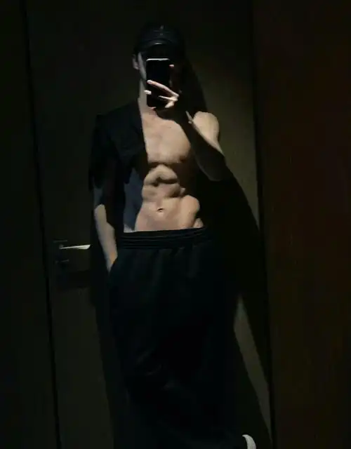 许凯1888块腹肌双开门    #许凯 金刚芭比