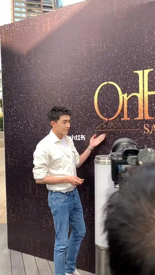 林更新的理发店开业