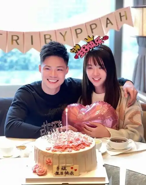 苏炳添官宣二胎得子,同时晒一家四口比心照,暖心配文"一起守护妈妈"!