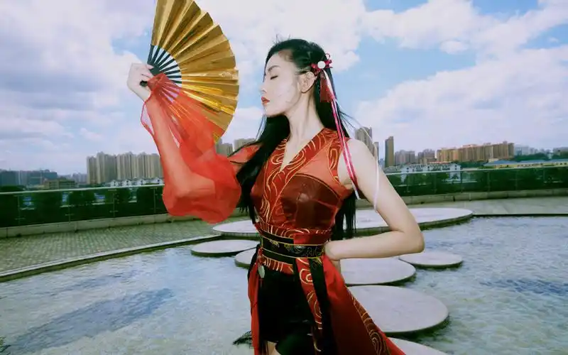 张天爱红衣古风写真桌面壁纸