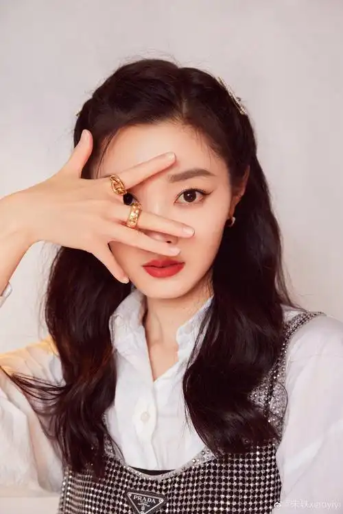 近日,宋轶在个人社交平台晒出一组写真照,并配文:"drama式拍照成果送