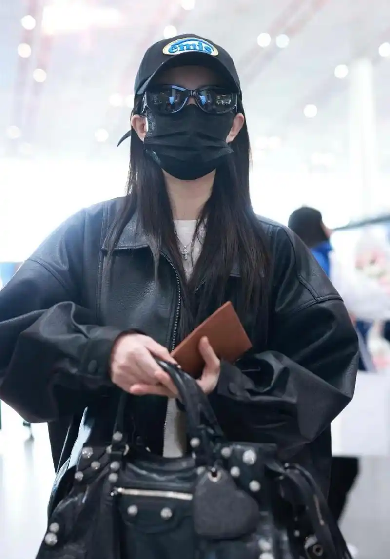 徐璐现身机场,黑色鸭舌帽77黑色口罩77黑色墨镜,遮得好严实