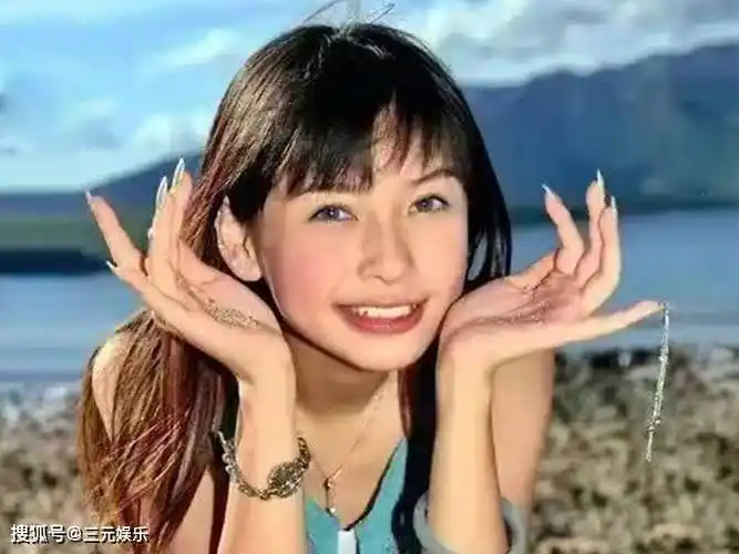 原创杨颖在湖边拍摄大片穿吊带裙搭配人字拖笑容满面活力四射