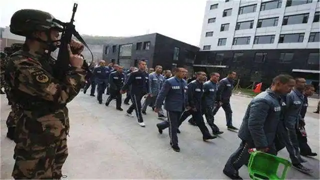 犯人进监狱之前,为啥都要把头发剃掉?看完才知道有这么多作用