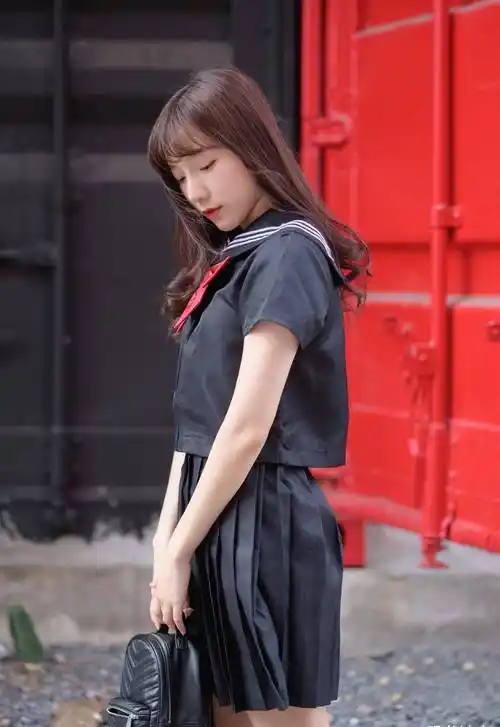 穿黑色水手服的美少女模样清纯可人表情俏皮可爱