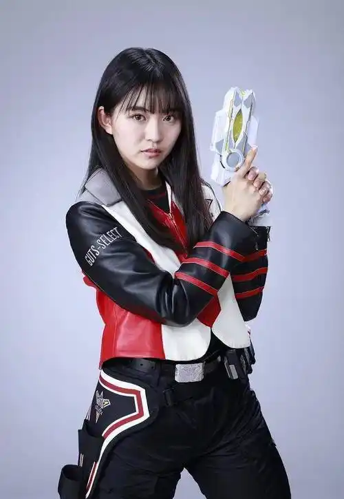 如上图所示,新的奥特曼女主角又是一个可爱的妹子,身穿新一代胜利队的