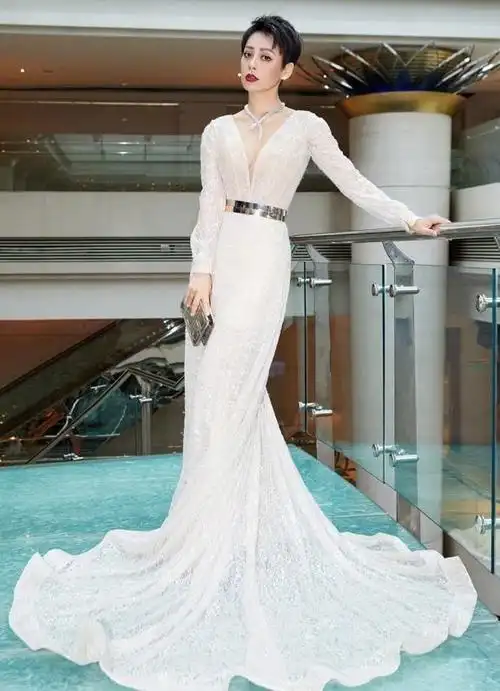 但50岁仍有"葫芦形身材",穿白裙女人味十足|礼服|抹胸|穿搭|优雅气质