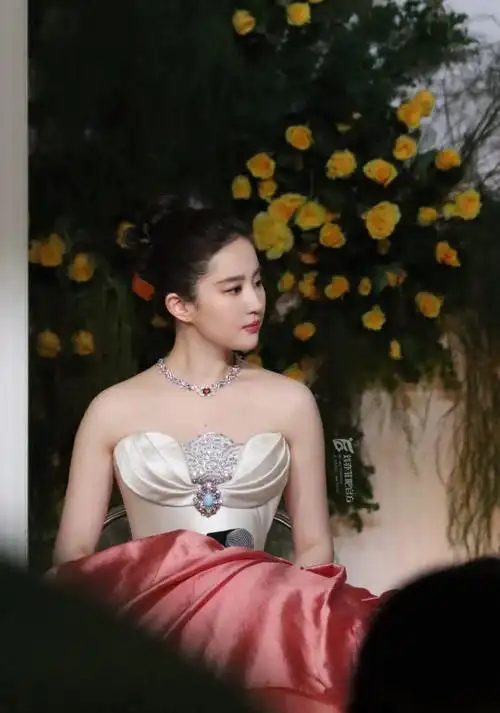 刘亦菲说喜欢黄亦玫的不同色彩##刘亦菲笑倒在万茜身上